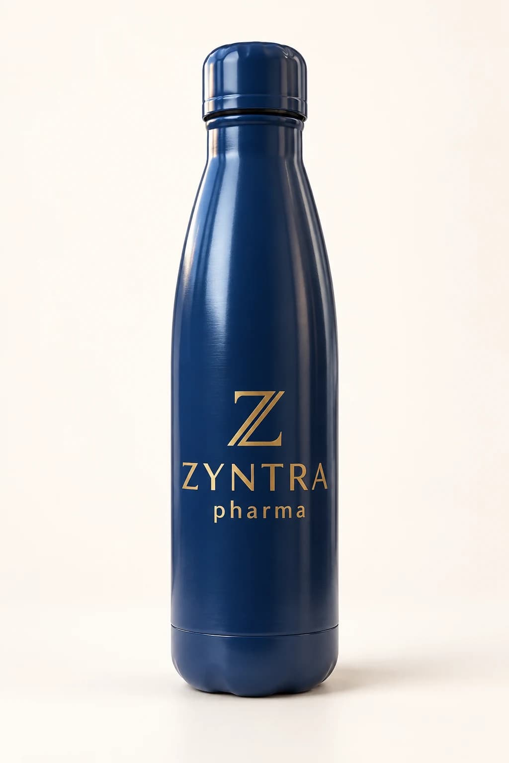 Imagem de produto da garrafa Zyntra azul, com logo dourado, criada a partir de fotografia da garrafa
