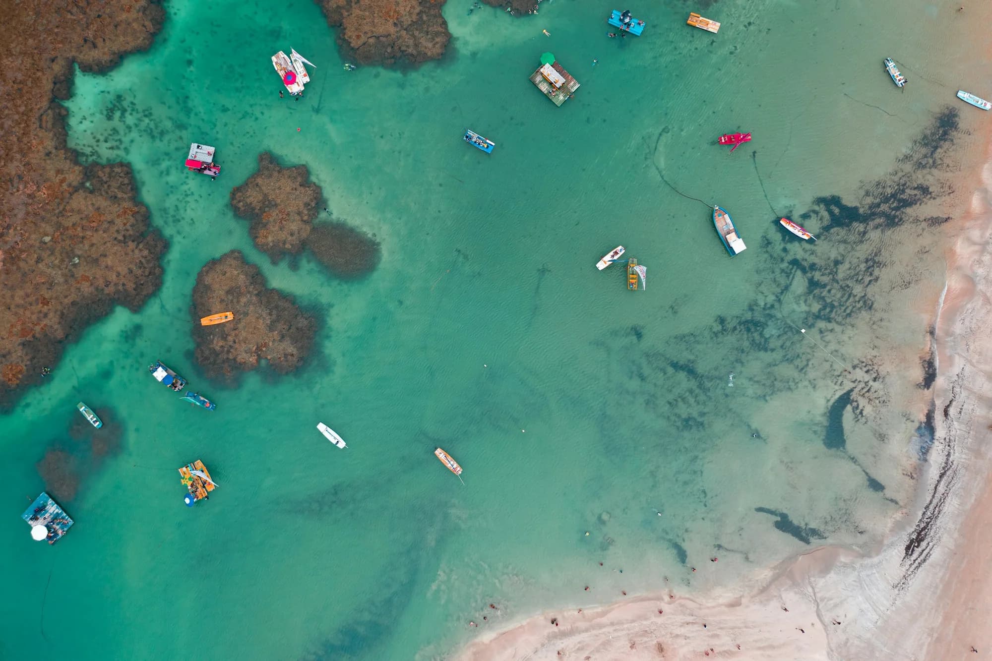 Piscinas naturais e jangadas de Porto de Galinhas, destino do brinde de viagem